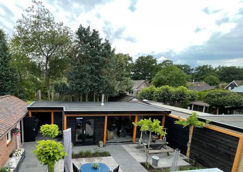 Overzicht van de veranda met praktijkruimte